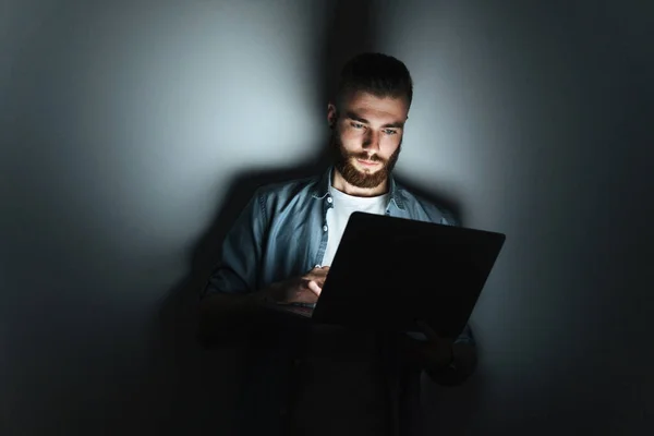 Selbstbewusst Lächelnder Junger Mann Arbeitet Laptop Während Nachts Drinnen Einer — Stockfoto