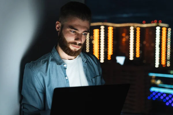 Konzentrierter Junger Mann Arbeitet Laptop Während Nachts Drinnen Steht Und — Stockfoto