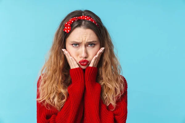 Imagen Una Mujer Caucásica Resentida Mirando Cámara Tocándose Las Mejillas — Foto de Stock