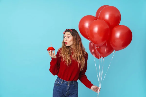 Tatlı Sarışın Bir Kadının Pasta Balon Tutarken Mavi Arka Planda — Stok fotoğraf