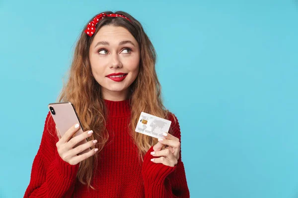 Imagen Mujer Rubia Pensando Sosteniendo Teléfono Celular Tarjeta Crédito Aislada — Foto de Stock