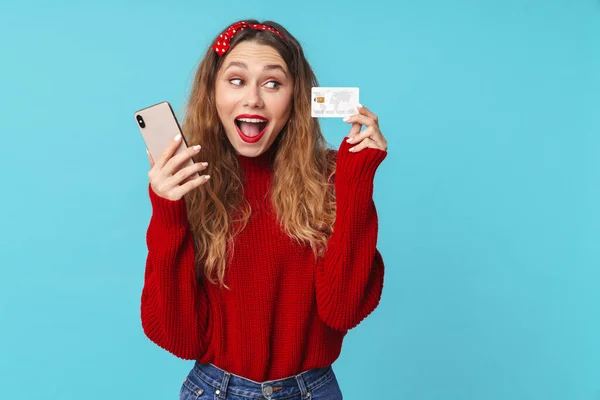 Bild Einer Aufgeregten Blonden Frau Die Handy Und Kreditkarte Isoliert — Stockfoto
