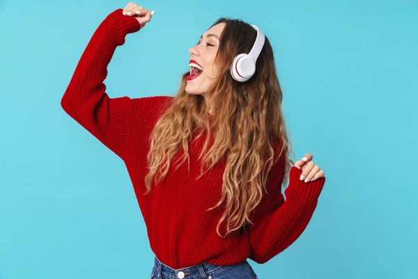 Imagen Una Mujer Bonita Alegre Usando Auriculares Bailando Aislada Sobre — Foto de Stock