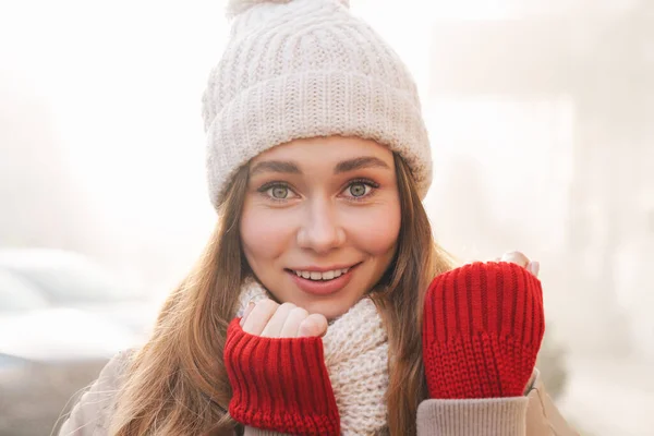 一个穿着冬衣 头戴帽子站在城市街道上的漂亮姑娘的近照 — 图库照片