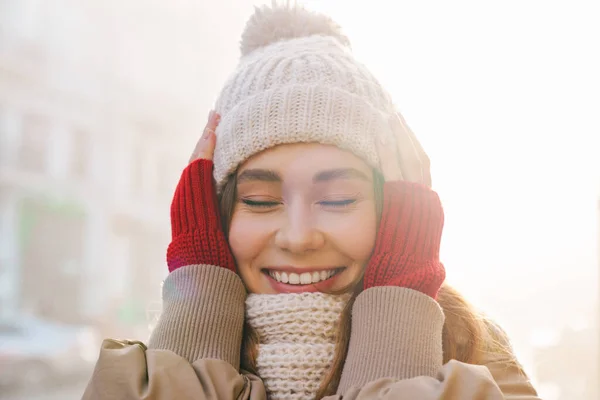 Großaufnahme Eines Fröhlichen Hübschen Jungen Mädchens Winterjacke Und Hut Das — Stockfoto