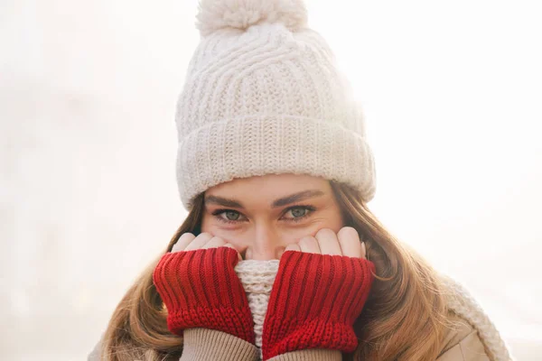 Primer Plano Una Bonita Joven Con Chaqueta Invierno Sombrero Pie —  Fotos de Stock