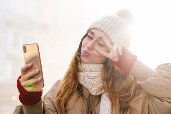 Close Cheerful Pretty Young Girl Wearing Winter Jacket Hat Standing — Stock Photo, Image