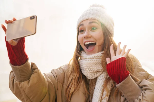 Acercamiento Una Alegre Jovencita Bonita Con Chaqueta Invierno Sombrero Pie — Foto de Stock