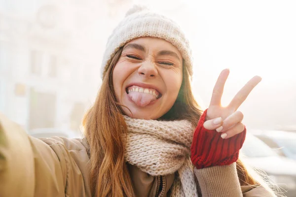 Fechar Uma Menina Bonita Alegre Vestindo Casaco Inverno Chapéu Uma — Fotografia de Stock