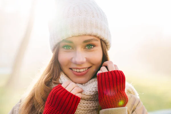 Close Van Een Vrolijk Mooi Jong Meisje Dragen Winter Jas — Stockfoto