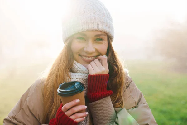 Close Van Een Vrolijk Mooi Jong Meisje Dragen Winter Jas — Stockfoto