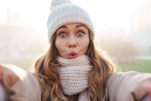 Close Uma Menina Bonita Alegre Vestindo Jaqueta Inverno Chapéu Uma — Fotografia de Stock