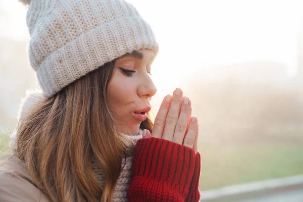 Acercamiento Una Joven Guapa Fría Usando Chaqueta Invierno Sombrero Pie —  Fotos de Stock