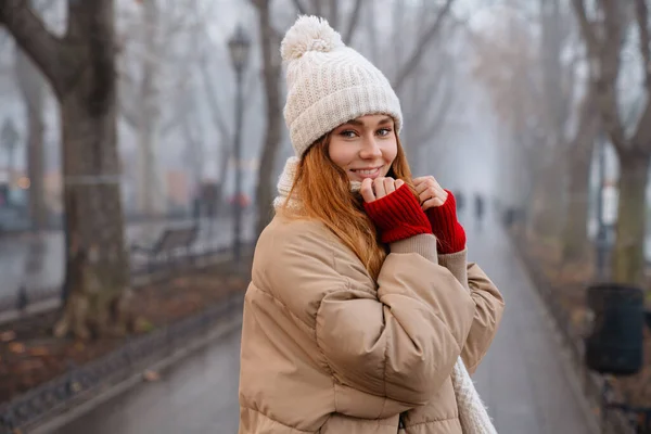 Ελκυστική Χαμογελαστή Νεαρή Κοπέλα Φορώντας Χειμωνιάτικα Ρούχα Στέκεται Στο Πάρκο — Φωτογραφία Αρχείου
