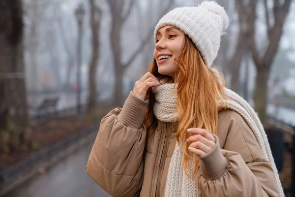 Atractiva Joven Sonriente Con Ropa Invierno Pie Parque Por Noche —  Fotos de Stock