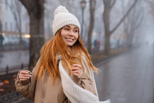 Attraktives Lächelndes Junges Mädchen Winterkleidung Das Abends Park Steht Und — Stockfoto