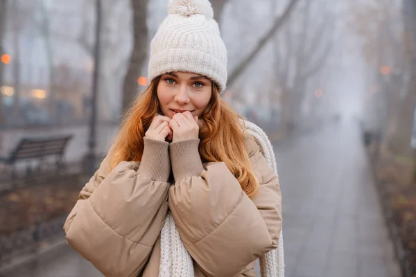 Ελκυστική Χαμογελαστή Νεαρή Κοπέλα Φορώντας Χειμωνιάτικα Ρούχα Στέκεται Στο Πάρκο — Φωτογραφία Αρχείου
