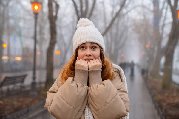 Attraktives Verängstigtes Junges Mädchen Winterkleidung Das Abends Park Steht — Stockfoto