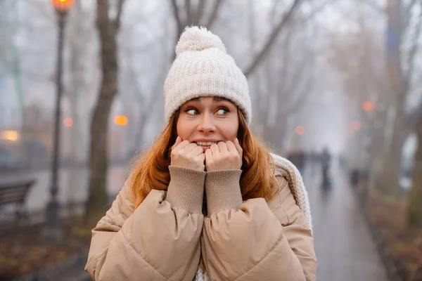 Ελκυστική Φοβισμένη Νεαρή Κοπέλα Φορώντας Χειμωνιάτικα Ρούχα Στέκεται Στο Πάρκο — Φωτογραφία Αρχείου