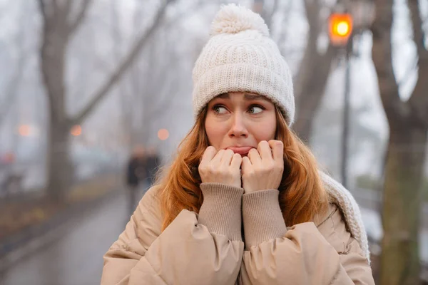 Attraente Ragazza Spaventata Che Indossa Vestiti Invernali Piedi Parco Sera — Foto Stock