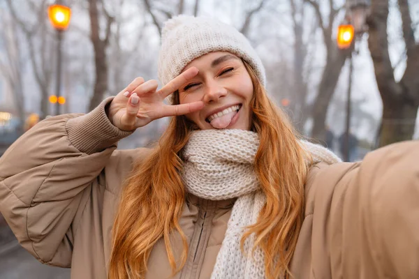 Jolie Jeune Fille Souriante Portant Des Vêtements Hiver Debout Parc — Photo