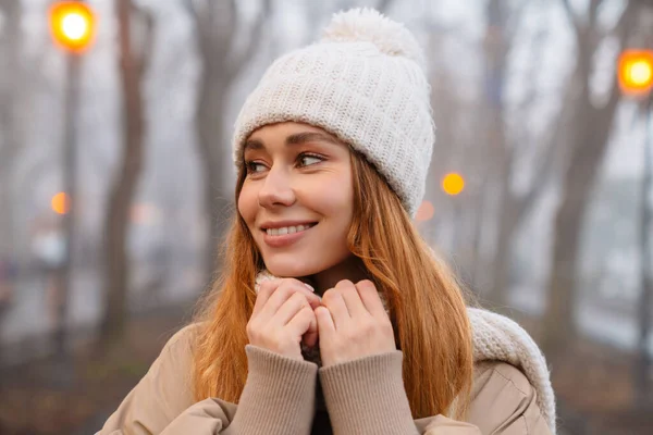 Jolie Jeune Fille Souriante Portant Des Vêtements Hiver Debout Parc — Photo