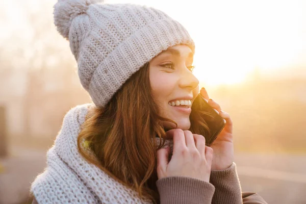 Großaufnahme Eines Fröhlichen Hübschen Jungen Mädchens Winterjacke Und Hut Das — Stockfoto