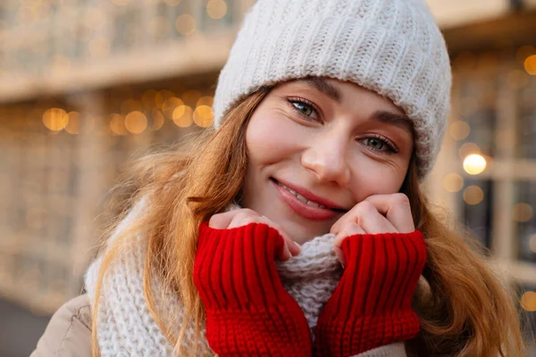 Close Uma Menina Bonita Alegre Vestindo Jaqueta Inverno Chapéu Uma — Fotografia de Stock