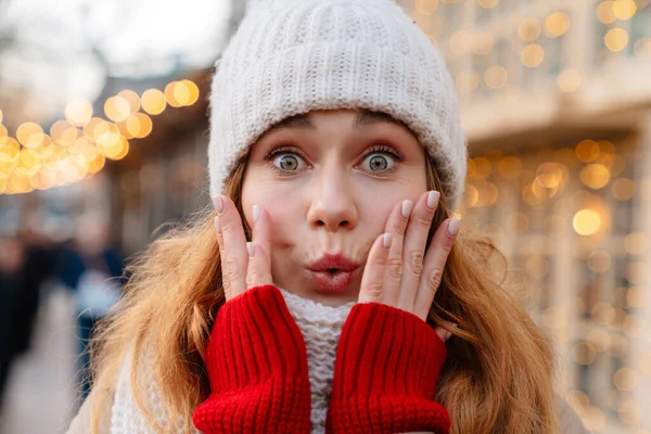 Primer Plano Una Alegre Jovencita Bonita Con Chaqueta Invierno Sombrero —  Fotos de Stock