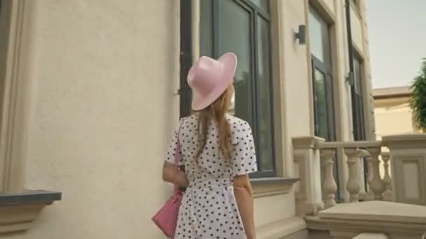 Widok Tyłu Pięknej Europejskiej Młodej Dziewczyny Białej Sukience Różowym Kapeluszu — Wideo stockowe
