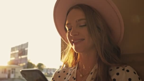 Uma Visão Perto Uma Jovem Mulher Sonhando Usando Chapéu Rosa — Vídeo de Stock