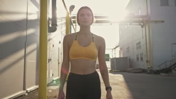 Spor Giyim Sektöründe Genç Güzel Bir Kadın Dışarıda Antrenman Yapmak — Stok video