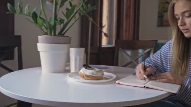 Rüya Gören Güzel Sarışın Bir Kadın Oturma Odasında Otururken Notlar — Stok video