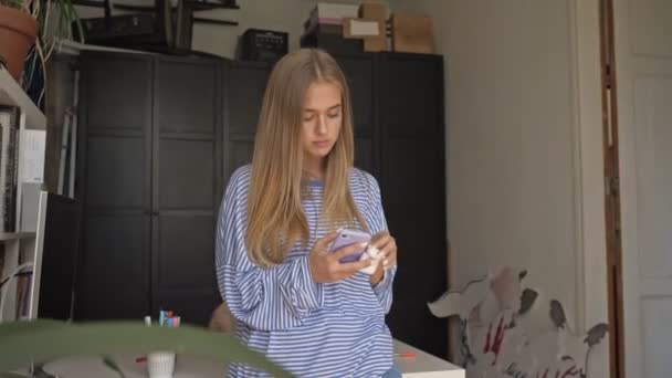 Uma Jovem Loira Bonita Está Colocando Seus Fones Ouvido Sala — Vídeo de Stock