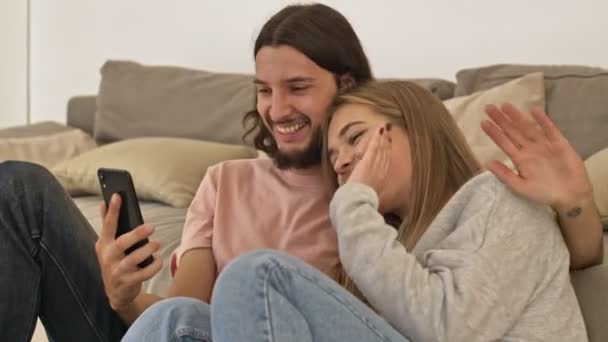 Ein Glückliches Lächelndes Paar Mann Und Frau Freizeitkleidung Führen Einen — Stockvideo