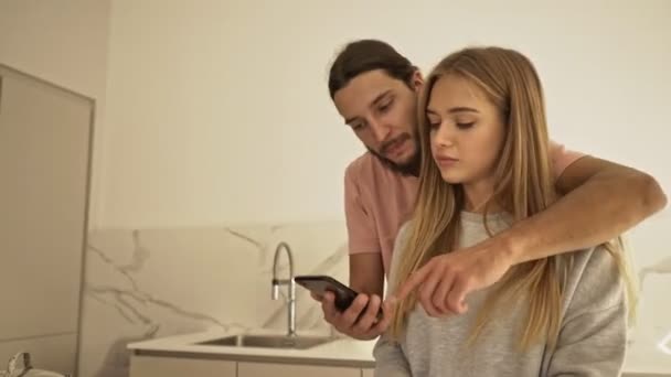 Een Leuk Jong Koppel Koken Samen Gezond Eten Terwijl Keuken — Stockvideo