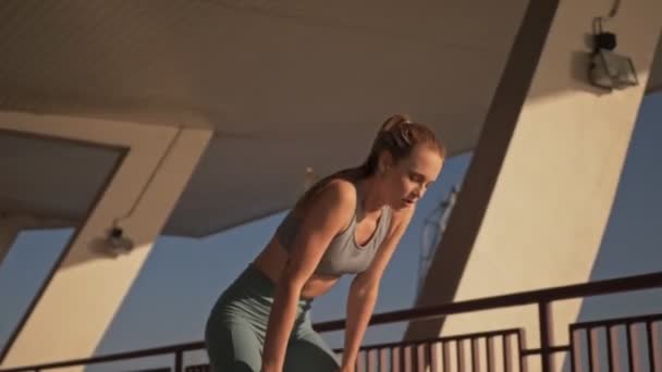 Focalisé Jolie Femme Sportive Courir Détendre Après Cela Extérieur — Video