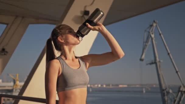 Zorgeloze Mooie Sportvrouw Die Water Drinkt Ontspant Training Terwijl Buiten — Stockvideo