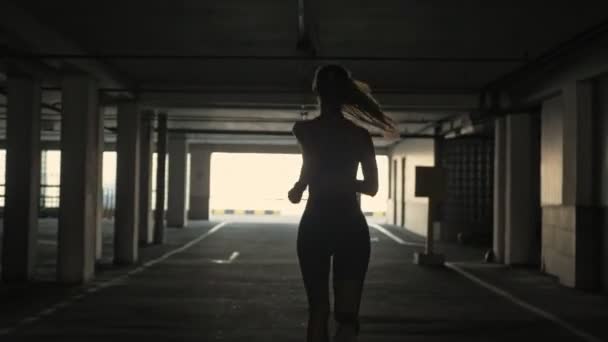 在室外逃跑的漂亮女运动员的轮廓 — 图库视频影像