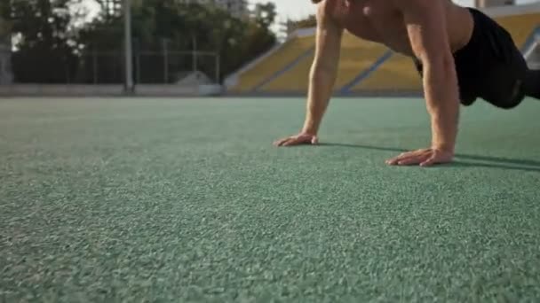 Ein Selbstbewusster Junger Fitter Sportler Ringt Sich Stadion Aus Dem — Stockvideo