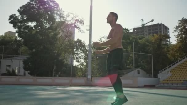 Joven Deportista Buen Aspecto Está Saltando Cuerda Estadio — Vídeos de Stock