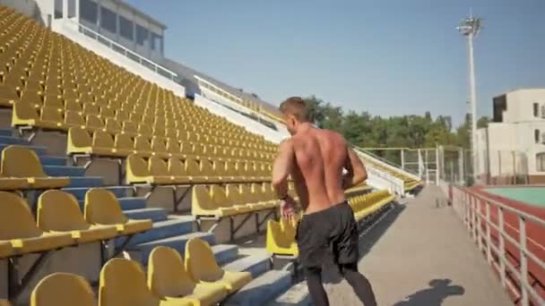 Silný Mladý Sportovec Bez Trička Běží Schodech Stadion — Stock video