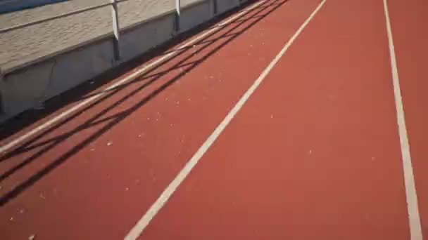 Jovem Forte Desportista Sem Camisa Corre Salta Sobre Cerca Estádio — Vídeo de Stock