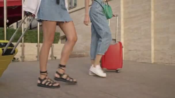 Dos Mujeres Turísticas Alegres Están Sonriendo Caminando Con Maletas Calle — Vídeos de Stock