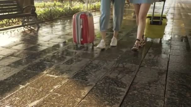 Duas Belas Meninas Turísticas Estão Explorando Uma Cidade Com Mapa — Vídeo de Stock