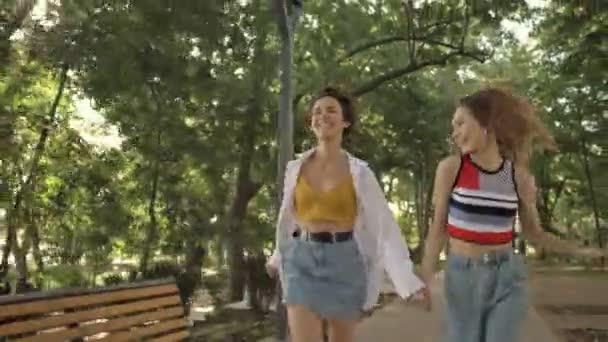 Duas Jovens Gargalhadas Positivas Estão Correndo Juntas Parque Cidade — Vídeo de Stock