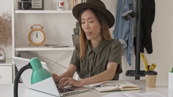 Feliz Bastante Asiático Mujer Sombrero Escribiendo Algo Portátil Ordenador Mostrando — Vídeos de Stock