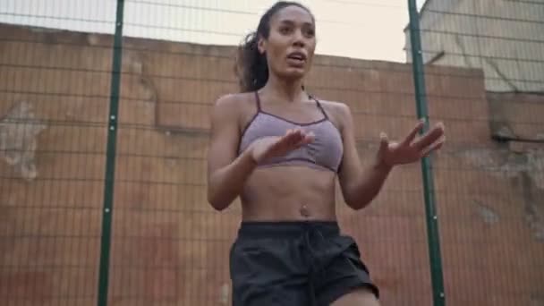 Vacker Afrikansk Amerikansk Kvinna Sportkläder Gör Övningar Utomhus Idrottsplatsen — Stockvideo
