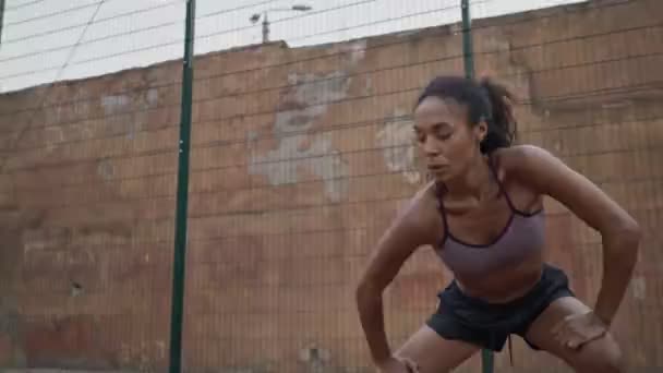 Una Joven Afroamericana Tranquila Ropa Deportiva Está Haciendo Ejercicios Estirando — Vídeos de Stock