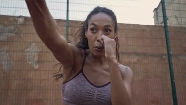 Een Zelfverzekerde Jonge Afrikaans Amerikaanse Vrouw Sportkleding Doet Boksoefeningen Buiten — Stockvideo
